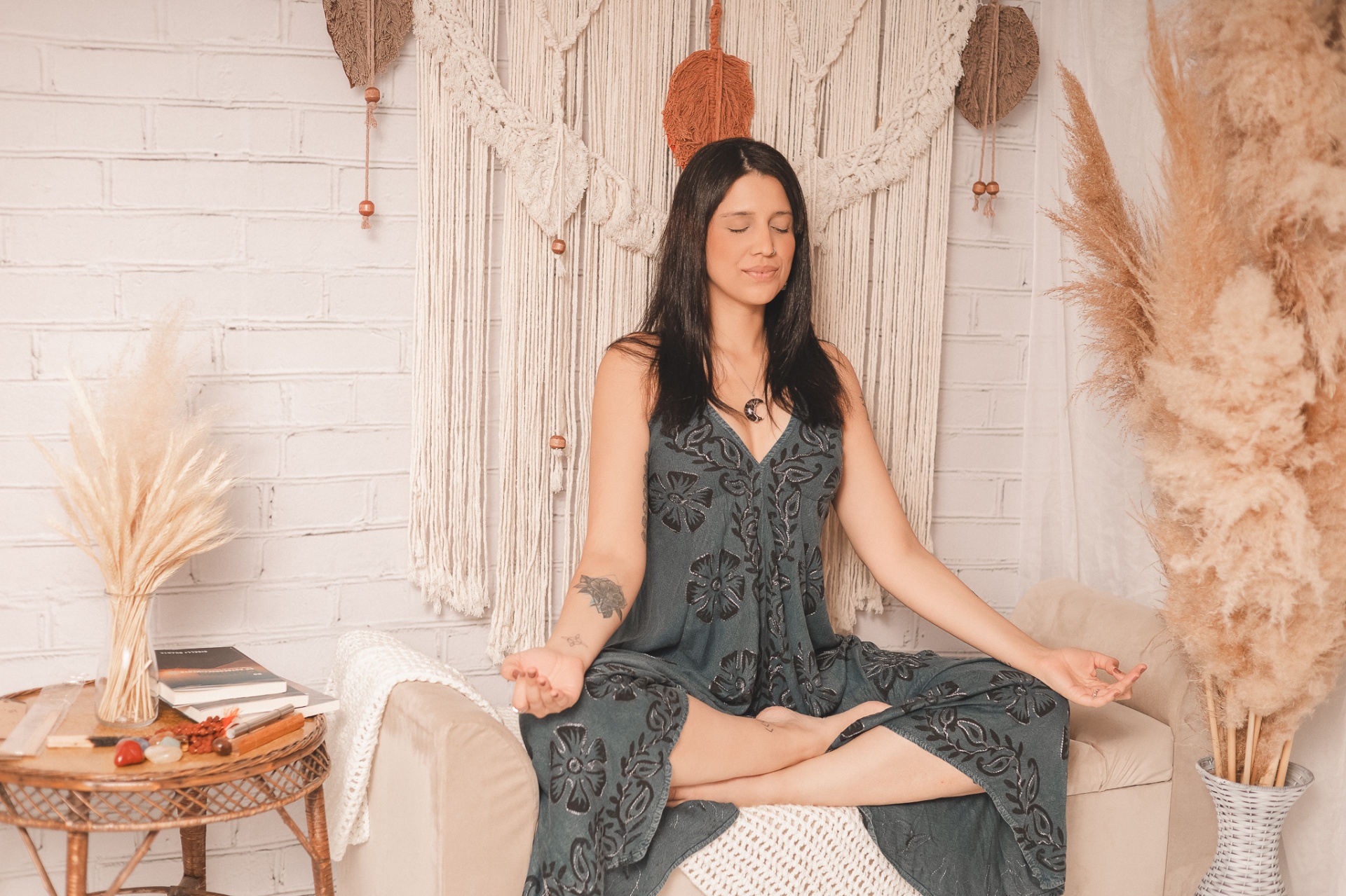 Giselli Duarte em meditação — a pausa como parte da investigação interna.