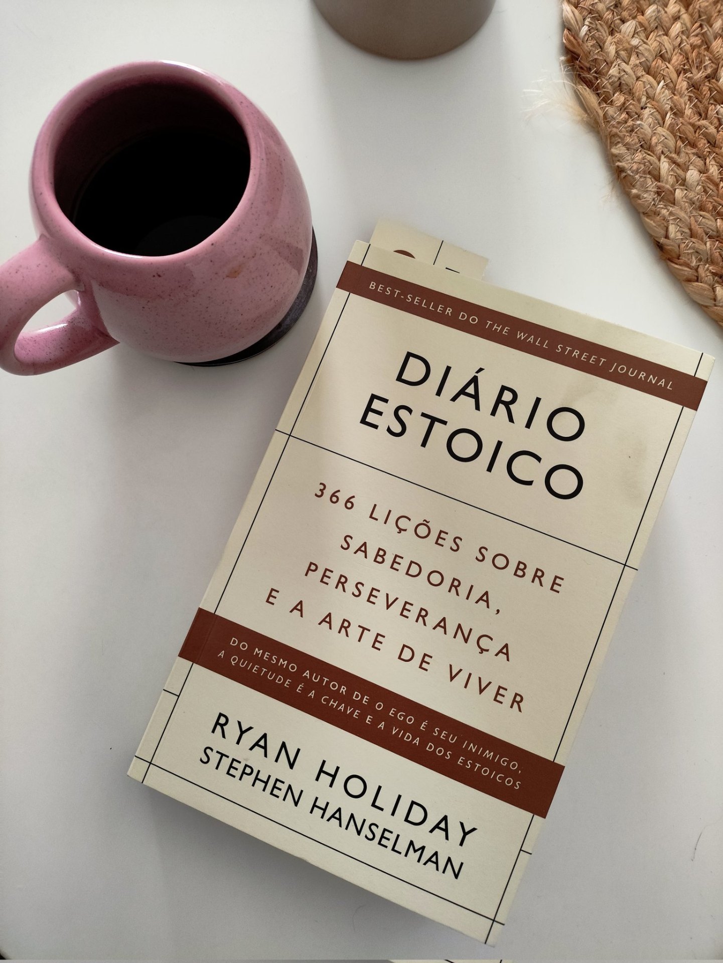 Diário Estoico ao lado de uma xícara de café.