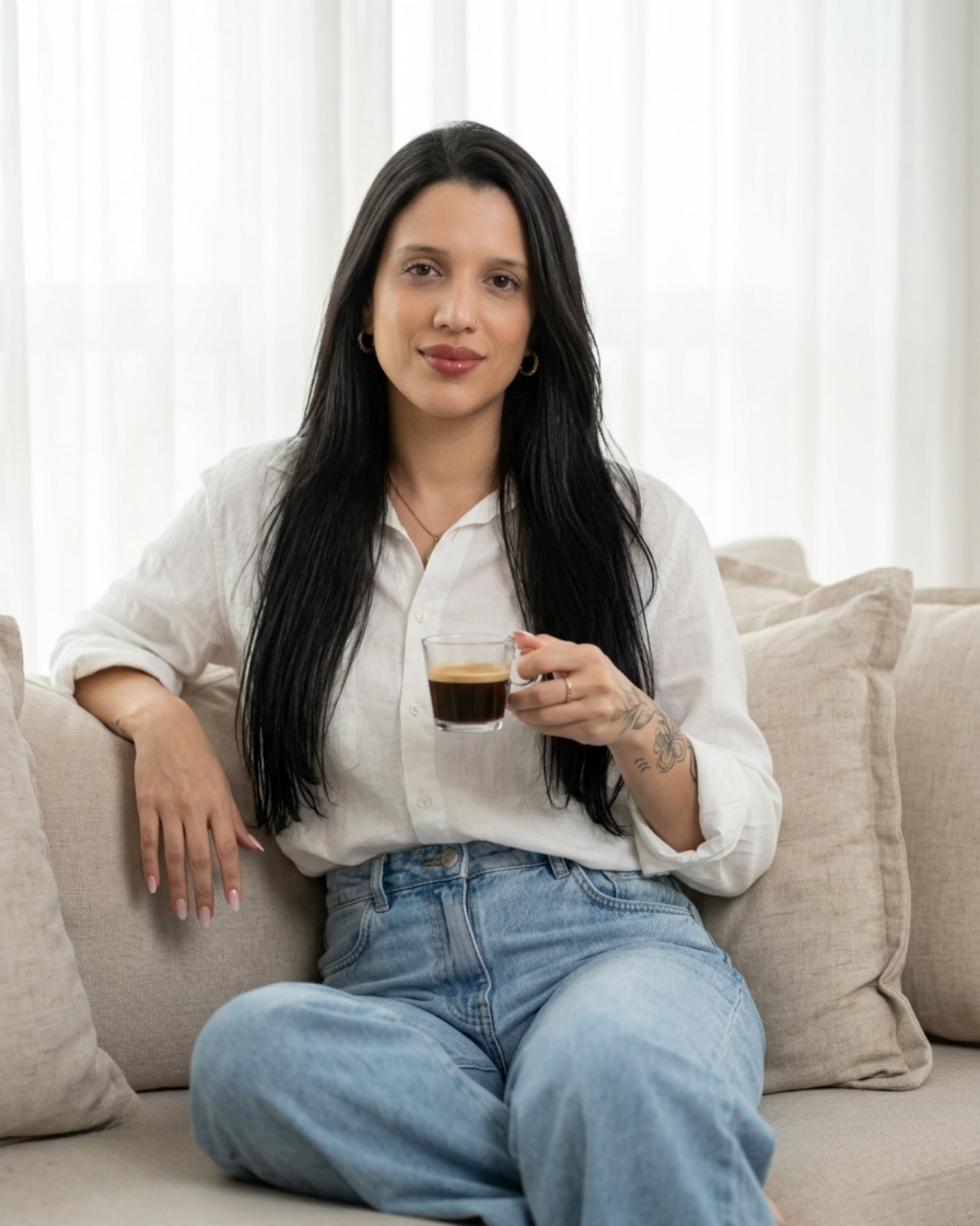 Giselli Duarte em meditação — a pausa como parte da investigação interna.