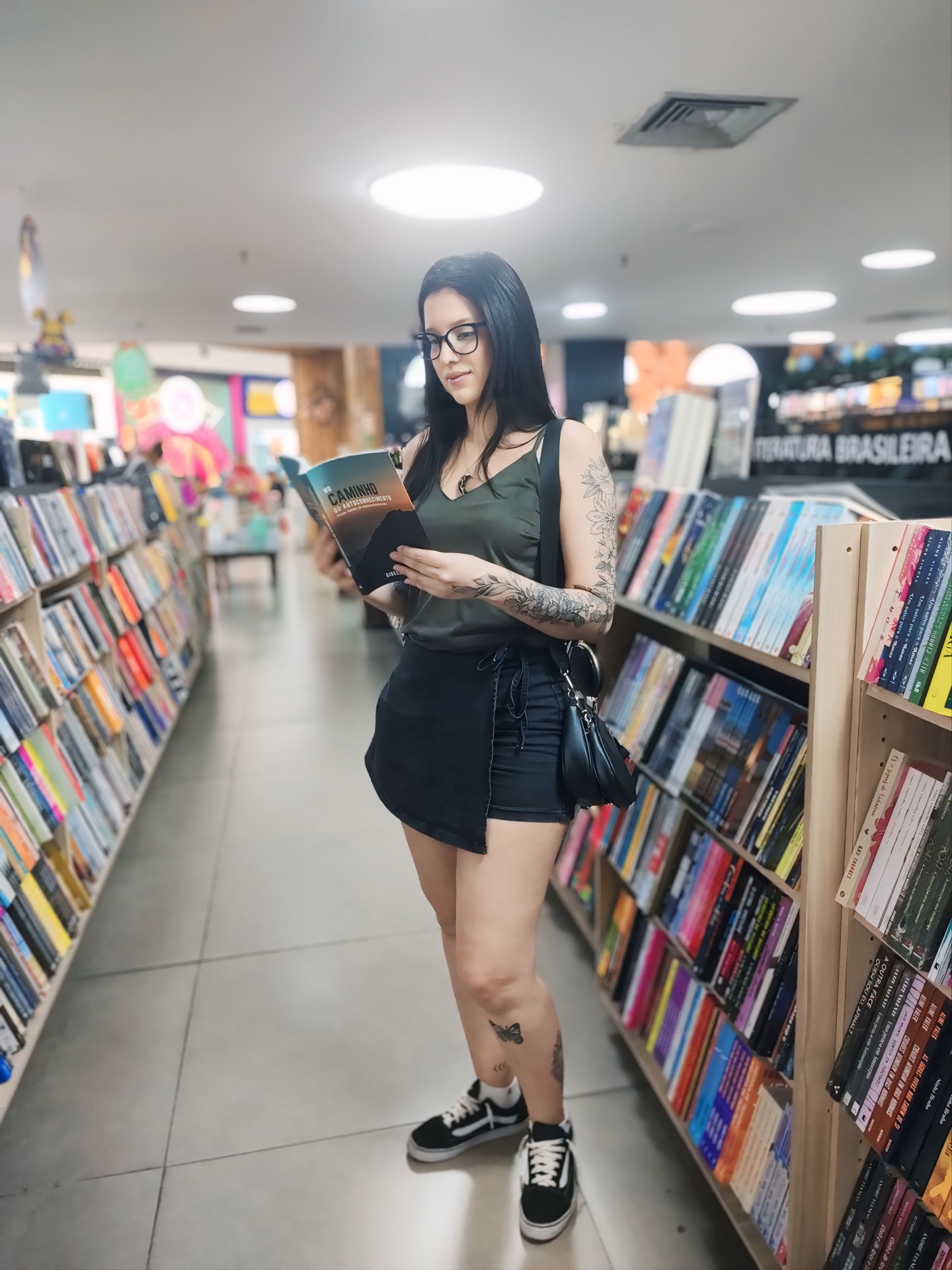 Giselli Duarte lendo em uma livraria — o início da jornada com a leitura.