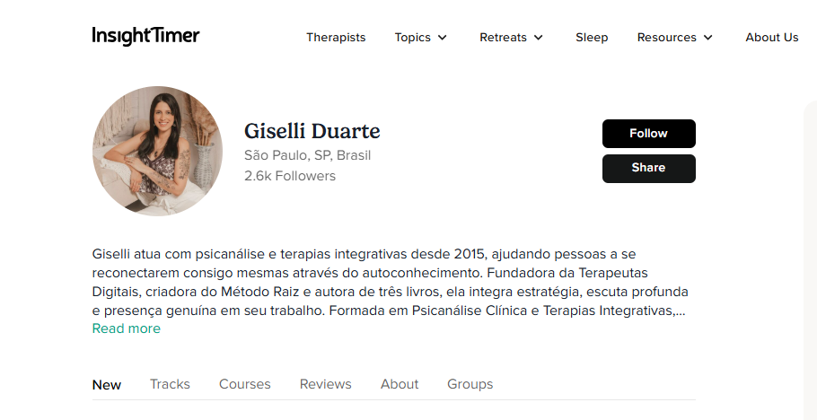 Giselli Duarte em prática de meditação com as mãos em mudra.